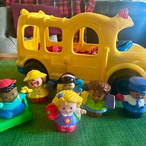 Fisher-Price Little People Lil' Movers School Bus Set - 6 Figures & Wheelchair
